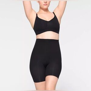 Skims Sculpt Shapewear Mid Thigh Shorts - NWT - Size: Medium - Color: Onyx